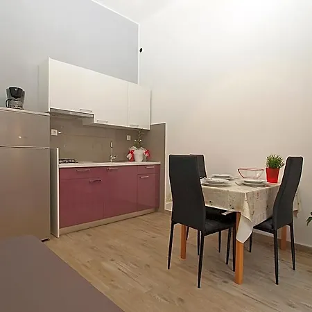 898 Szálloda