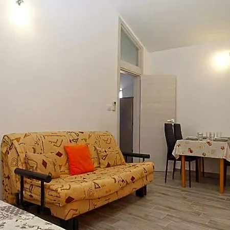 898 Pula